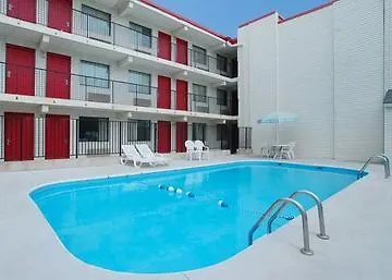 Days Inn & Suites By Wyndham Indianapolis Airport East